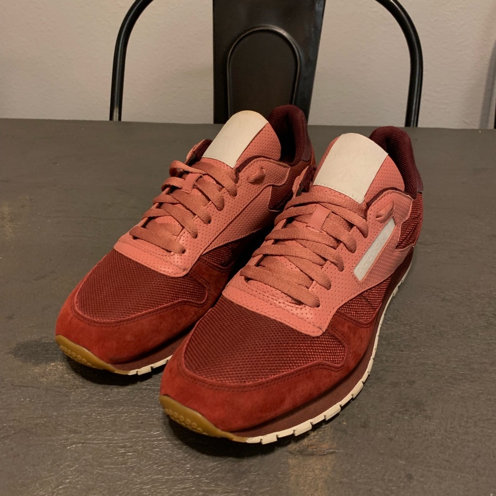 Men’s Reebok maroon/pink sneakers